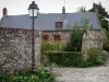 Saint-Valéry-sur-Somme - Cidade alta (cidade medieval): poste de luz, casa e flores