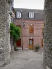 Saint-Valéry-sur-Somme - Casas de tijolos e beco pavimentado