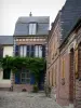 Saint-Valery-sur-Somme - Backsteinhaus und Boden gepflastert