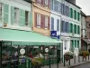 Saint-Valery-sur-Somme - Häusserfassaden mit bunten Fensterläden, Cafés und Geschäfte