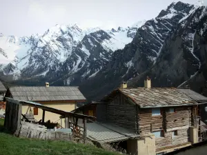 Saint-Veran - Casas da aldeia de montanha com vista para as montanhas com picos nevados; no Parque Natural Regional de Queyras