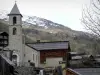 Saint-Veran - Campanário da Igreja Protestante (Igreja Reformada), casas da aldeia de montanha e montanha pontilhada com neve