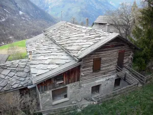 Saint-Veran - Casa tradicional com telhado coberto de ardósia