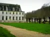 Saint-Wandrille修道院 - 修道院建筑，车道两旁种满了草坪和树木，位于诺曼塞纳河环形区域自然公园内