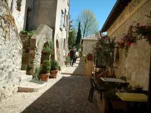 Sainte-Agnès - Gepflasterte Strasse geschmückt mit Blumentöpfen, Restaurant