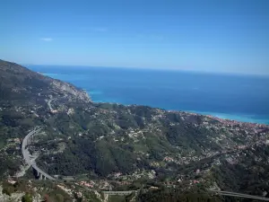 Sainte-Agnès - Vom Dorf aus, Blick auf die Küste, den Wald, die Wohnungen und das Meer unterhalb liegend