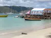 Sainte-Anne - Plage de sable et terrasse de restaurant au bord de la mer parsemée de bateaux