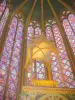Sainte-Chapelle - Chapelle haute : baldaquin de la tribune et vitraux de l'abside