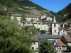 Sainte-Enimie - Glockenturm der Kirche Notre-Dame-du-Gourg und Häuserfassaden des Dorfes; im Herzen der Tarn-Schluchten, im Nationalpark der Cevennen