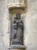 Sainte-Eulalie-d'Olt - Standbeeld van de Maagd en het Kind op de gevel van de kerk van Sainte-Eulalie