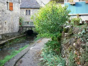 Sainte-Eulalie-d'Olt - Häuser am Wasserrand