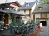 Sainte-Eulalie-d'Olt - Cafe terras en huizen van het middeleeuwse