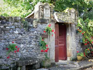 Sainte-Eulalie-d'Olt - Mit Blumen geschmückte Eingangstür