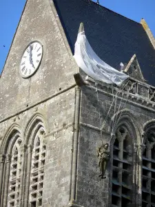 Sainte-Mère-Église - Mannequin représentant le soldat Steele et son parachute accroché au clocher de l'église du village