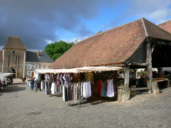 Sainte-Sévère-sur-Indre - Markthalle des Marktplatzes und befestigtes Tor im Hintergrund