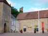 Sainte-Sévère-sur-Indre - Façade de la Maison de 'Jour de Fête' (film de Jacques Tati), maisons, porte fortifiée, et donjon (vestige du château) dominant l'ensemble