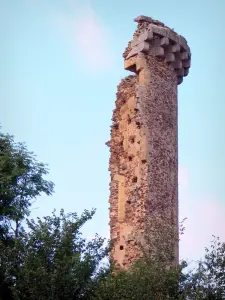 Sainte-Sévère-sur-Indre - Bergfried (Überrest des Schlosses)