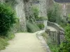 Sainte-Suzanne - Promenade de la Poterne, no sopé das muralhas da cidade medieval