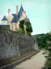 Sainte-Suzanne - Muralhas, antiga mansão e habitação do castelo com vista para o passeio da Poterne