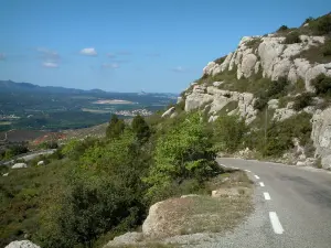 Sainte-Victoire山 - 从Sainte-Victoire山的底部的道路