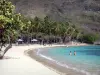 Les Saintes - Plage de Pompierre, sur l'île de Terre-de-Haut, avec son sable clair, ses cocotiers, ses carbets et son lagon aux eaux turquoises
