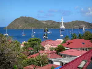 Les Saintes - Vista de los tejados rojos de Terre -de - Haut y los barcos en el mar