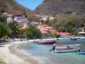 Les Saintes - Casas de Terre -de - Haut con vistas al mar y los barcos