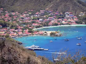 Les Saintes - Vista de la bahía de Saintes y los techos rojos de Terre -de - Haut de Fort Napoleón