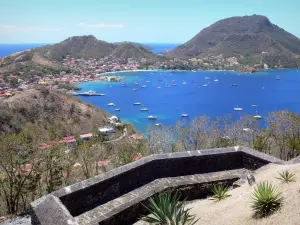 Les Saintes - Vista de la bahía de Saintes y las casas de Terre -de - Haut de Fort Napoleón