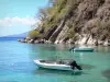 Les Saintes - Bateaux flottant sur les eaux transparentes de la Petite Anse du Pain de Sucre 