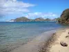 Les Saintes - Vue sur la mer et les mornes de l'île de Terre-de-Haut depuis la plage de l'Anse Devant 