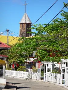 Les Saintes - Campanario de la Iglesia de Nuestra Señora de la Asunción y Lane Terre -de - Haut