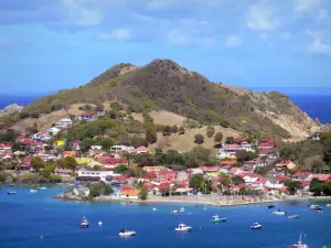 Les Saintes - Vista de la ciudad de Terre -de - Haut y casas en la playa