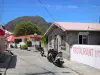 Les Saintes - Rue bordée de maisons, sur l'île de Terre-de-Haut