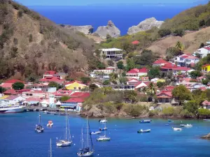 Les Saintes - Vista de la ciudad de Terre -de - Haut en la playa