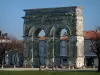 Saintes - Arc de Germanicus et maisons de la ville