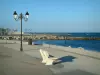 Saintes-Maries-de-la-Mer - 走路（小巷），灯柱和长凳，沿着大海和岩石