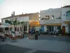 Les Saintes-Maries-de-la-Mer - Place avec petites maisons bordées de terrasses de restaurants
