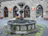 Salers - Fountain Place Tyssandier Escous voor thuis Vernhes herbergt het stadhuis en de intercommunales VVV-kantoor van het Pays de Salers