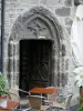 Salers - Porte d'entrée gothique de la maison Blaud-Lacombe et terrasse de café