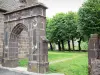 Salers - Monument aux morts au pied de l'église Saint-Mathieu