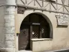 Salies-de-Béarn - Fachada de la casa adornada con un bajorrelieve que representa la visita de Jeanne d'Albret Salies