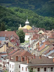 Salins-les-Bains - Cúpula da capela de Notre-Dame-Libératrice, telhados de casas e edifícios da cidade termal e árvores