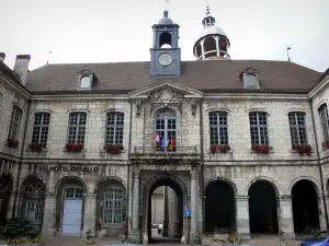 Salins-les-Bains - Fassade des Rathauses und kleine Laterne der Kapelle Notre-Dame-Libératrice
