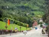 Salins-les-Bains - Weg bekleed met lantaarnpalen, huizen het kuuroord en de bomen