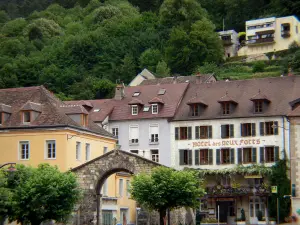 Salins-les-Bains - Fachada de casas na cidade termal