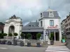 Salins-les-Bains - Ville thermale : façades de maisons, fontaine, terrasse de restaurant, arbustes en pots