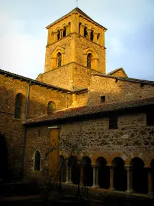 Salles-Arbuissonnas-en-Beaujolais - Clocher de l'église, galerie du cloître roman et puits