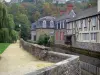 Samambaias - Caminhe ao longo do rio Nançon, casas da cidade medieval na beira da água e árvores