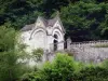 Sanctuaire de Bétharram - Sanctuaire Notre-Dame de Bétharram - Calvaire de Bétharram : station du chemin de croix entourée de verdure